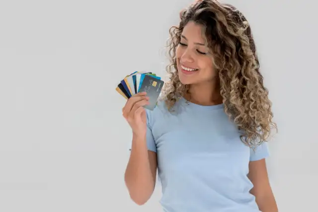 mulher com intenção de fazer cartão de crédito