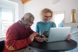 casal de idosos consultando sua margem consignável