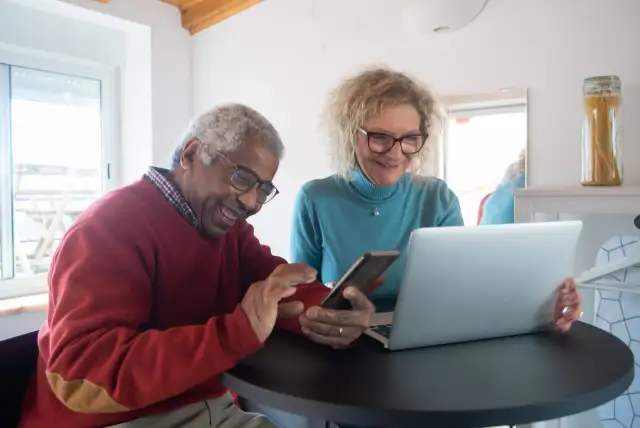 casal de idosos consultando sua margem consignável