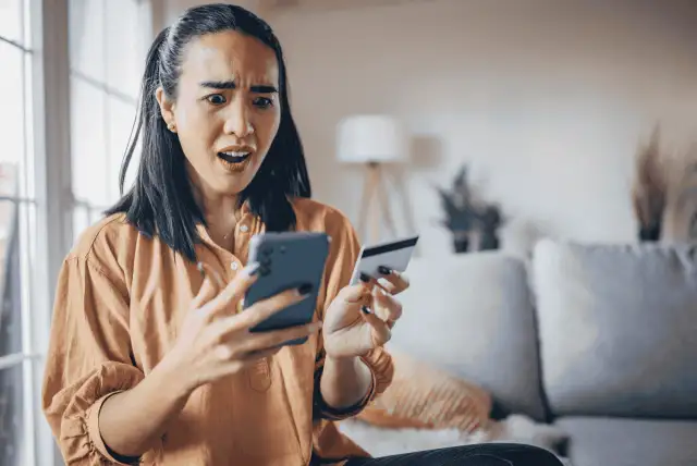 pessoa assustada com o golpe do empréstimo